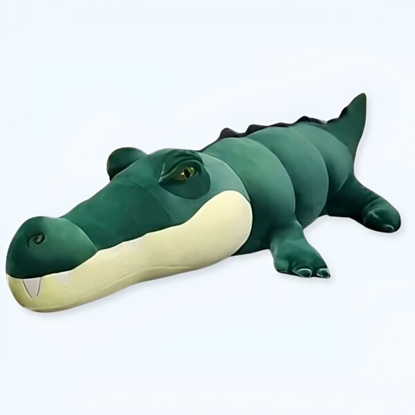 Gros coussin en forme de crocodile vert avec un air menaçant. Il est idéal pour décorer une chambre d'enfant ou pour jouer à des jeux de rôle.
