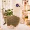 Une peluche de lama blanche et verte debout sur une table blanche.