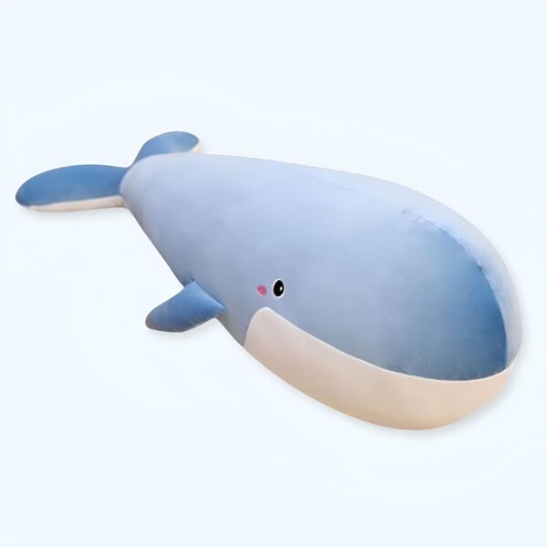 Une baleine en peluche bleue avec un visage mignon et un ventre blanc.