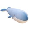 Une grande peluche bleue en forme de baleine avec un sourire et des joues roses.