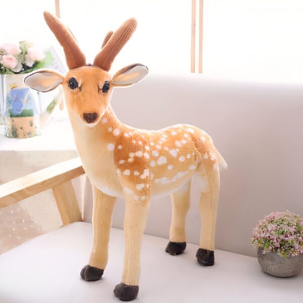 grande-peluche-cerf-jouet-peluche-animal-realiste-pour-enfant-decoration-1a-2 Une peluche de cerf tacheté marron et blanc debout sur un canapé blanc.