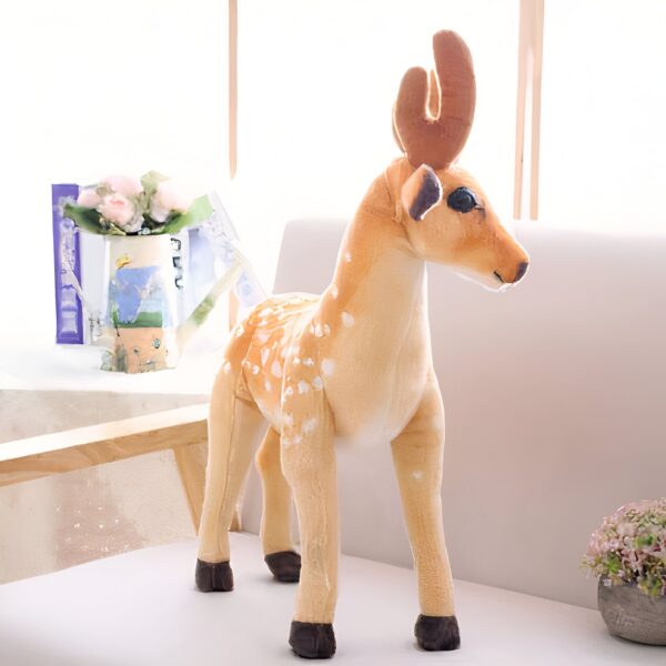 grande-peluche-cerf-jouet-peluche-animal-realiste-pour-enfant-decoration-2a-2 Une peluche de cerf tacheté debout sur un canapé beige. La peluche est de couleur beige avec des taches blanches. Elle a de grandes oreilles et un long cou.