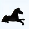 Une peluche de cheval noir allongé sur le ventre.