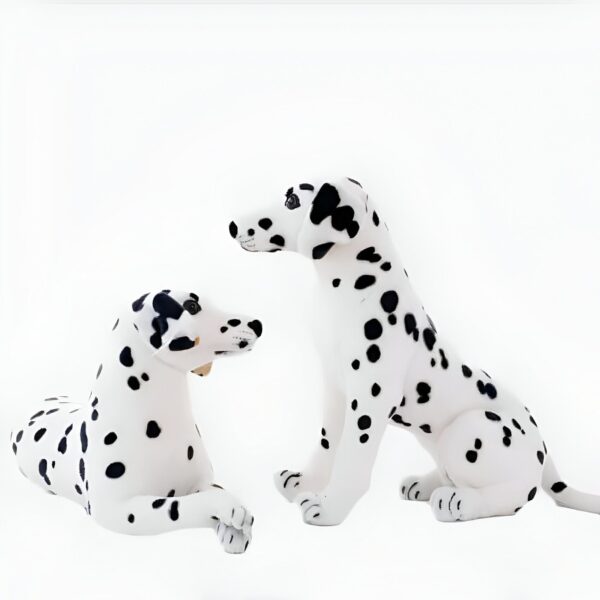 Deux peluches dalmatiens, l'un assis et l'autre allongé, sur fond blanc.