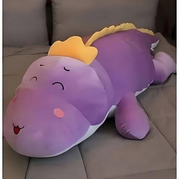 Une peluche violette en forme de dinosaure avec une crête jaune et un visage souriant.