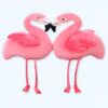 Deux flamants roses en peluche se font face, la tête contre la tête. Ils sont de couleur rose vif et ont des pattes fines et des ailes pliées.