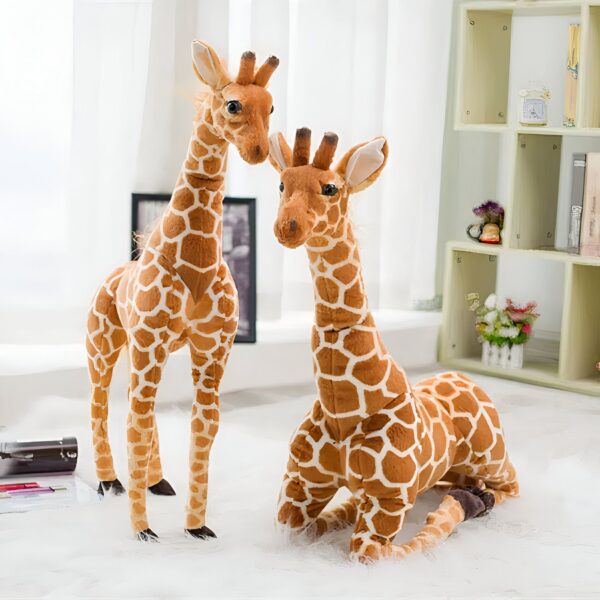 Deux grandes peluches de girafe, l'une debout et l'autre couchée sur le ventre, sur un fond blanc.