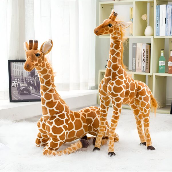 Deux grandes peluches girafe en position assise sur un tapis blanc.