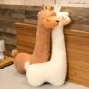 grande-peluche-lama-geante-cadeau-ideal-pour-enfants-et-adultes-2a Deux peluches en forme de lama, l'une brune et l'autre blanche, posées sur un lit.