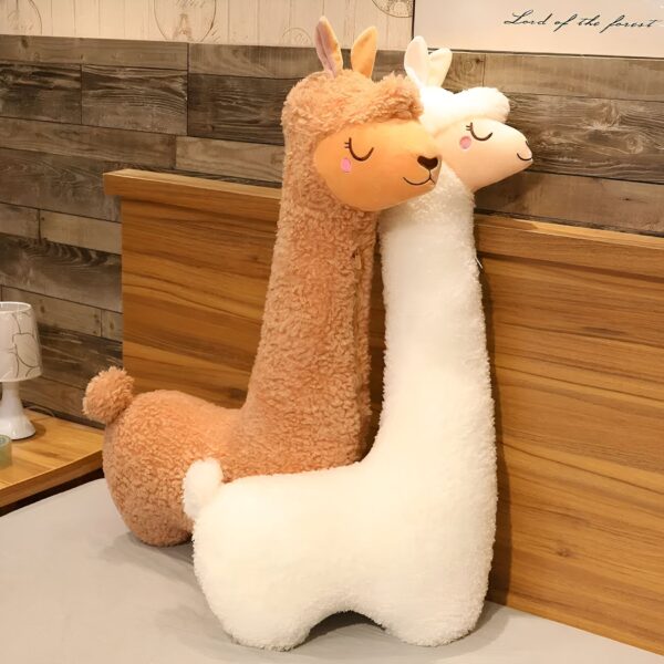 grande-peluche-lama-geante-cadeau-ideal-pour-enfants-et-adultes-2a Deux peluches en forme de lama, l'une brune et l'autre blanche, posées sur un lit.