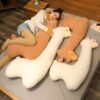 grande-peluche-lama-geante-cadeau-ideal-pour-enfants-et-adultes-3a Une jeune femme dort sur un lit avec trois gros oreillers en forme de lama. Les oreillers sont moelleux et doux, et la femme semble bien dormir.