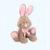 Une grande peluche de lapin brun avec des oreilles roses et un nœud rose.