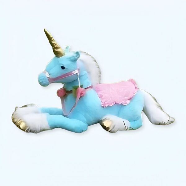 Une licorne en peluche bleue avec une crinière blanche, une corne dorée, un collier rose et une jupe rose.