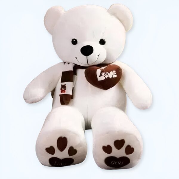 Un grand ours en peluche blanc portant un foulard brun avec un cœur brun sur lequel est inscrit "Love". Les pattes de l'ours sont également brunes et ornées de cœurs.