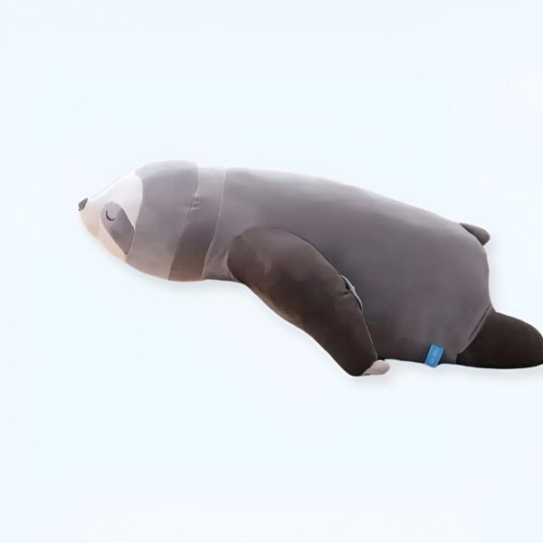 grande-peluche-paresseux-gris-jouet-en-peluche-doux-pour-enfants-et-adultes-1a Un gros ourson en peluche gris allongé sur le ventre, les yeux fermés, avec un air détendu.