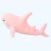 Une peluche rose en forme de requin.
