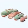 grosse-peluche-crocodile-verte-jouet-doux-pour-bebe-et-enfant-differentes-tailles-1a Quatre crocodiles en peluche de différentes tailles et couleurs, placés côte à côte sur un fond blanc. Le plus grand crocodile est vert et les autres sont en rose et vert. Ils ont tous les yeux rouges et des dents blanches.