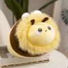 Une peluche jaune en forme d'abeille avec des yeux souriants et une fourrure douce.
