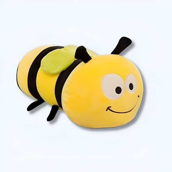 Une peluche en forme d'abeille jaune avec des rayures noires et une expression souriante.