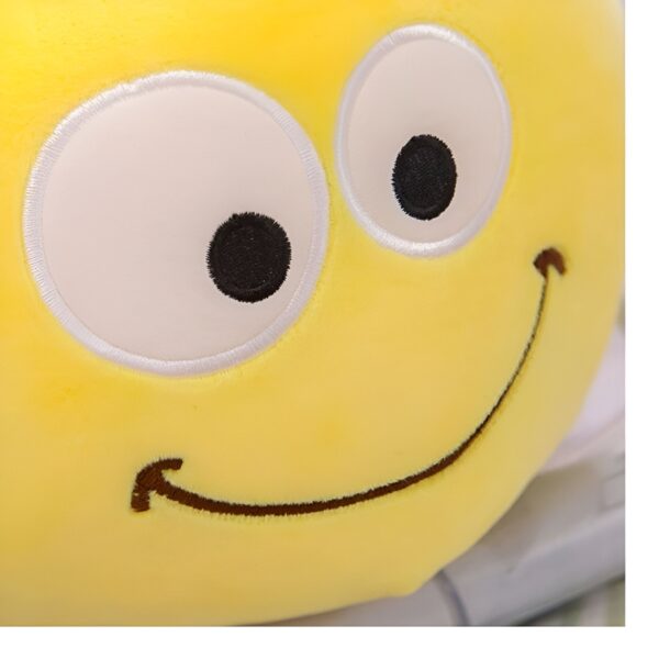 peluche-abeille-coussin-souriante-jouet-en-peluche-doux-pour-enfants-2a-2 Peluche jaune en forme de smiley avec de grands yeux noirs et un sourire.