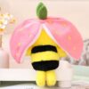 Une abeille en peluche jaune et noire portant un chapeau de fraise rose.