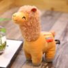 Peluche lama beige avec une crinière et un motif arc-en-ciel sur son dos.