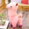 Peluche de lama rose avec des rayures colorées sur le dos.