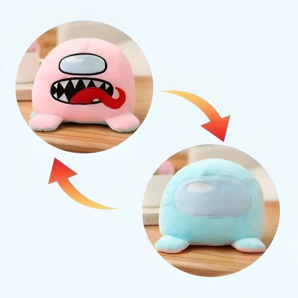 Deux peluches Among Us, une rose avec une langue rouge et l'autre bleue.