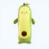 Peluche avocat souriant avec un noyau brun, parfait pour la décoration ou comme coussin.