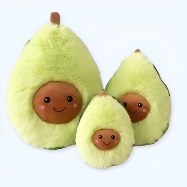 peluche-avocat-poilu-jouet-peluche-avocat-adorable-1a-1 Trois peluches en forme d'avocat souriants. L'avocat le plus grand est vert clair et moelleux avec un noyau brun foncé qui représente un visage souriant. Les deux autres peluches sont de plus petite taille.