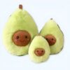 peluche-avocat-poilu-jouet-peluche-avocat-adorable-1a-4 Trois peluches en forme d'avocat souriants. L'avocat le plus grand est vert clair et moelleux avec un noyau brun foncé qui représente un visage souriant. Les deux autres peluches sont de plus petite taille.