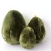 peluche-avocat-poilu-jouet-peluche-avocat-adorable-2a-1 Trois peluches en forme d'avocats de différentes tailles, sur un fond blanc.