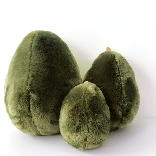peluche-avocat-poilu-jouet-peluche-avocat-adorable-2a-1 Trois peluches en forme d'avocats de différentes tailles, sur un fond blanc.