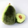 peluche-avocat-poilu-jouet-peluche-avocat-adorable-4a-2 Deux peluches en forme d'avocat, l'un entier et l'autre coupé en deux, avec un visage souriant.