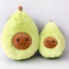 peluche-avocat-poilu-jouet-peluche-avocat-adorable-5a-2 Deux peluches en forme d'avocat souriant, l'un plus grand que l'autre.