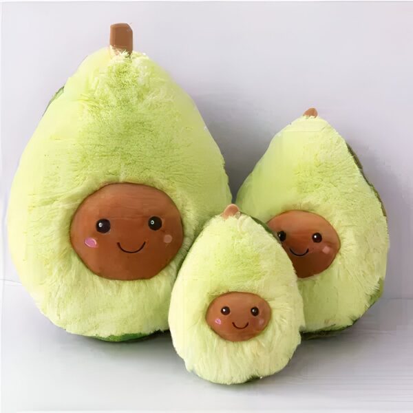 peluche-avocat-poilu-jouet-peluche-avocat-adorable-7a-1 Trois peluches en forme d'avocats souriants, de tailles différentes.