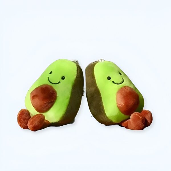 Deux peluches en forme d'avocats souriants avec des noyaux marrons.