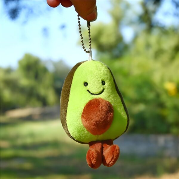 peluche-avocat-porte-cles-cadeau-fille-sac-a-dos-3a-1 Un porte-clés en peluche en forme d'avocat souriant avec des petites jambes.