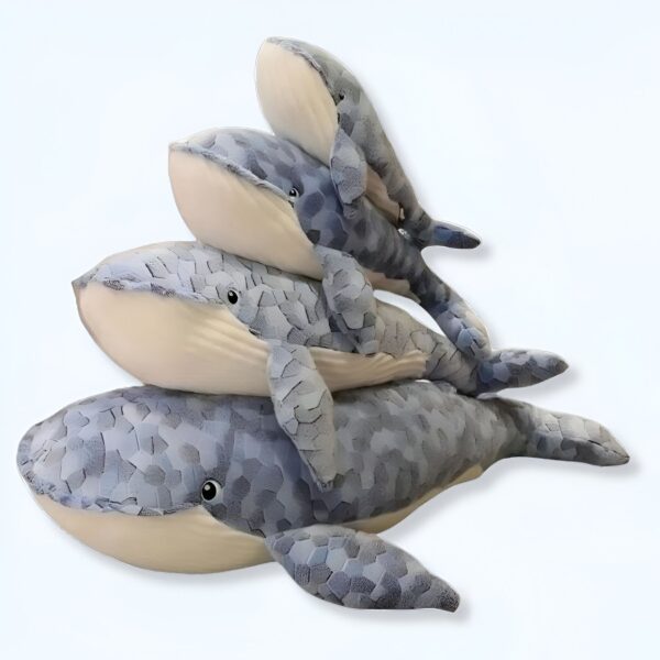 peluche-baleine-bleue-mosaique-grande-taille-jouet-en-peluche-douce-1a-1 Jouet en peluche de baleine bleue, une pile de quatre baleines en peluche de différentes tailles.