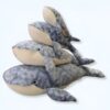 peluche-baleine-bleue-mosaique-grande-taille-jouet-en-peluche-douce-1a Jouet en peluche de baleine bleue, une pile de quatre baleines en peluche de différentes tailles.