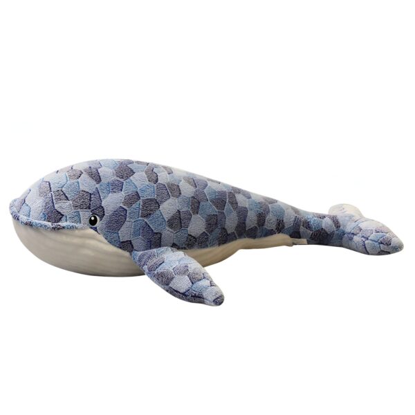 peluche-baleine-bleue-mosaique-grande-taille-jouet-en-peluche-douce-2a Une baleine en peluche bleue et grise avec un motif géométrique.