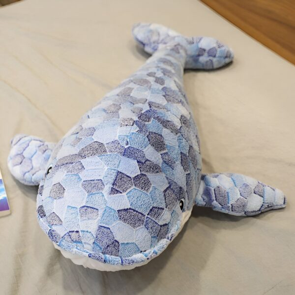 peluche-baleine-bleue-mosaique-grande-taille-jouet-en-peluche-douce-7a Une baleine en peluche bleue et blanche avec un motif hexagonal.