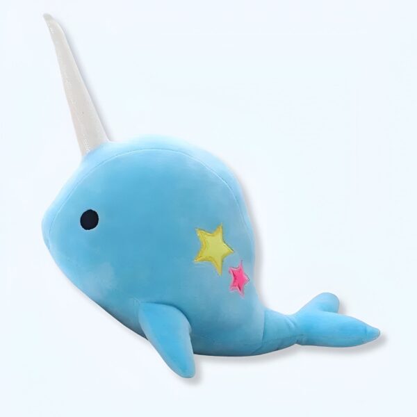 Peluche narval bleu clair avec une corne blanche et des étoiles jaunes et roses.