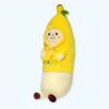 peluche-banane-kawaii-oreiller-doux-et-moelleux-1a Une peluche en forme de banane souriante portant un sweat à capuche jaune.