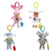 peluche-bebe-a-suspendre-jouet-musical-et-tactile-agneau-chien-6a Ensemble de 4 hochets en peluche pour bébés, comprenant un lapin rose, un agneau blanc, un chien bleu et un éléphant gris. Chaque hochet a une boucle pour l'accrocher et une petite figurine en plastique.