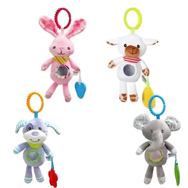 peluche-bebe-a-suspendre-jouet-musical-et-tactile-agneau-chien-6a Ensemble de 4 hochets en peluche pour bébés, comprenant un lapin rose, un agneau blanc, un chien bleu et un éléphant gris. Chaque hochet a une boucle pour l'accrocher et une petite figurine en plastique.