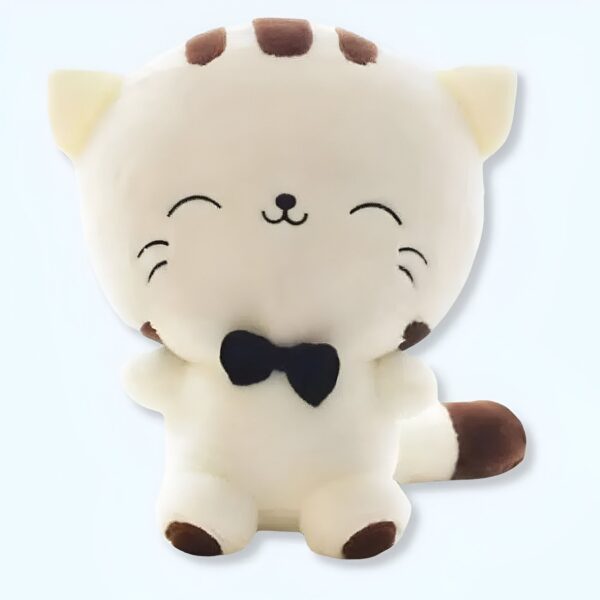 Peluche de chat blanc souriant portant un nœud papillon noir.