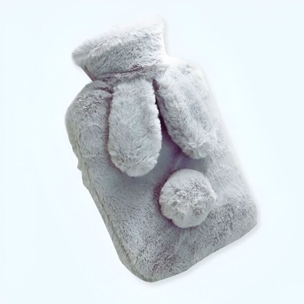 Bouillotte en forme de lapin en fourrure grise avec deux oreilles et une queue.