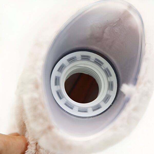 L'ouverture d'une bouteille d'eau chaude en peluche avec un bouchon en plastique.