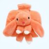 Une bouillotte en forme de lapin en peluche de couleur orange.